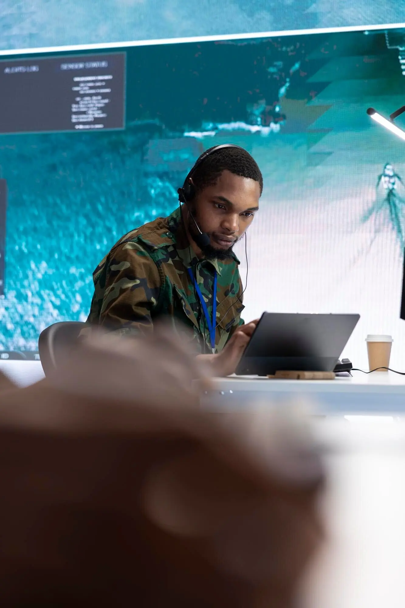 Militärische Crew in einem Hightech-Kontrollzentrum, die mit Echtzeitdaten arbeitet.